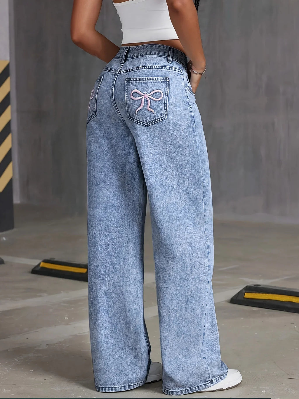 Bow Embroidered Wide-Leg Jeans – Light Blue
